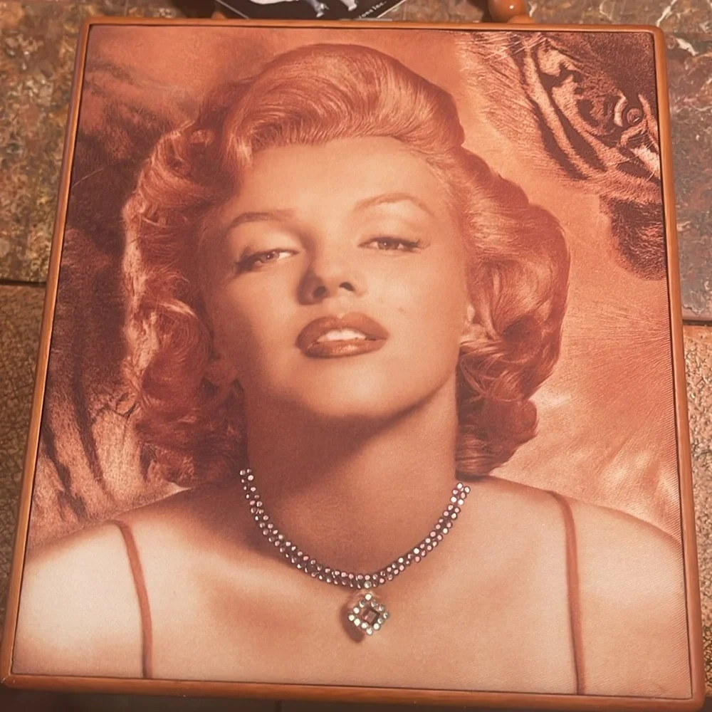 Marilyn Monroe Red Lipped Portrait cigar box suitcase NWT